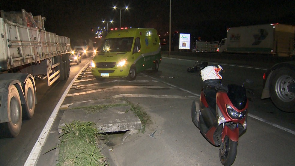 Vítima conduzia uma moto quando se envolveu em uma colisão com outra moto, caiu no chão e foi atropelada por caminhão  — Foto: Reprodução/TV Gazeta