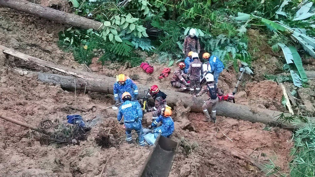 Defesa Civil procura por desaparecidos depois que um deslizamento de terra atingiu um acampamento em Batang Kali, na Malásia — Foto: Defesa Civil da Malásia / via AP Photo