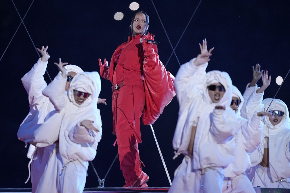 Rihanna durante show do intervalo no Superbowl — Foto: Brynn Anderson/AP