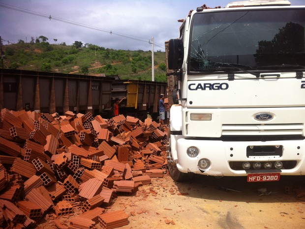 Trem atinge caminhão que emperrou em uma passagem de nível, na