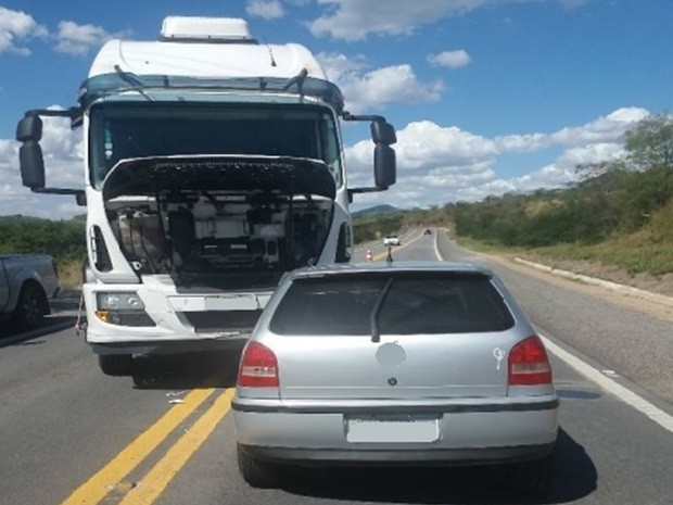 Condutor do carro colidiu em um caminhão após atingir o motociclista na BR-232 em Arcoverde (Foto: Divulgação/PRF)