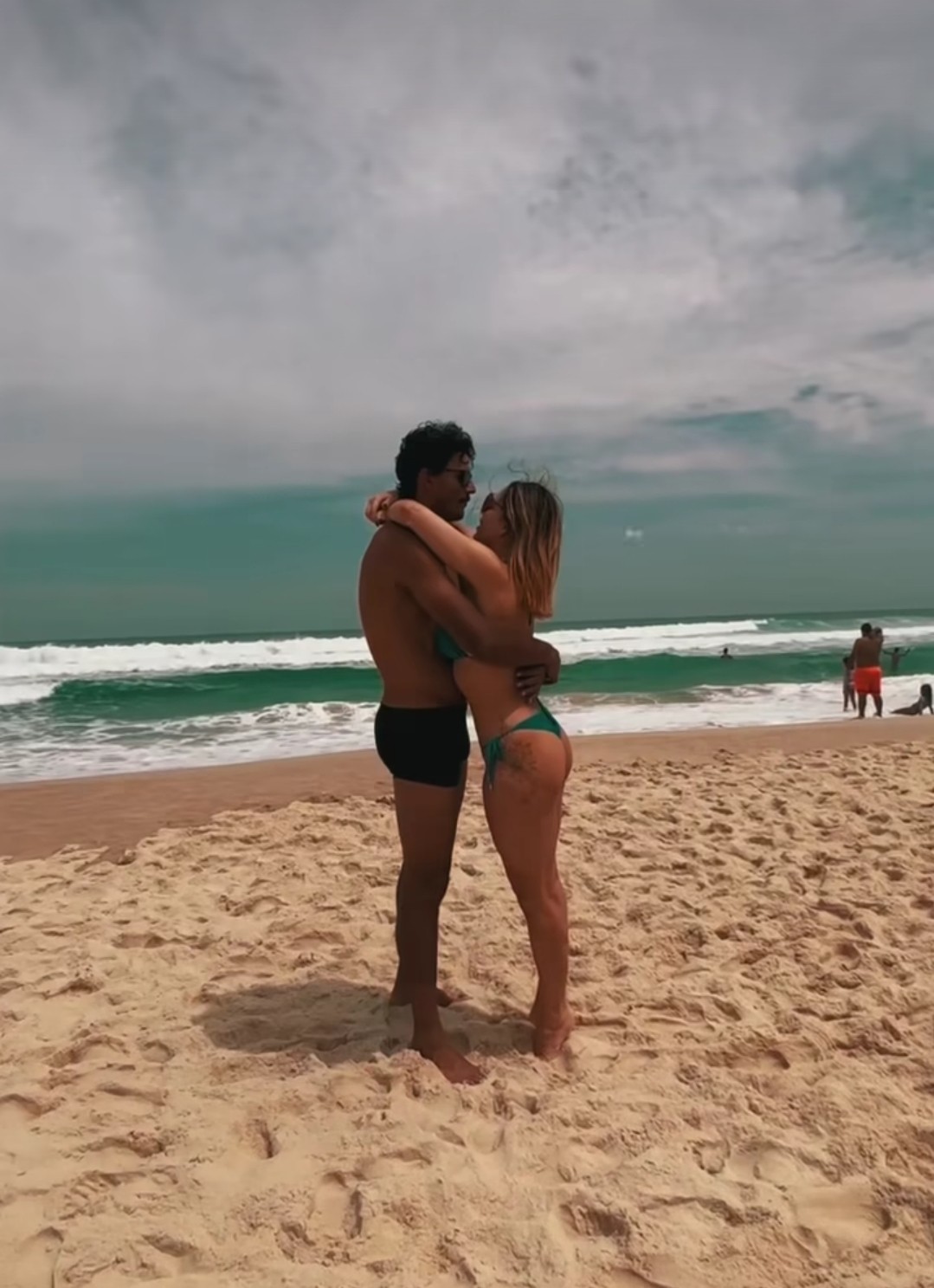 Sheila Mello curte praia com o Feijão Souza  (Foto: Reprodução/ Instagram)