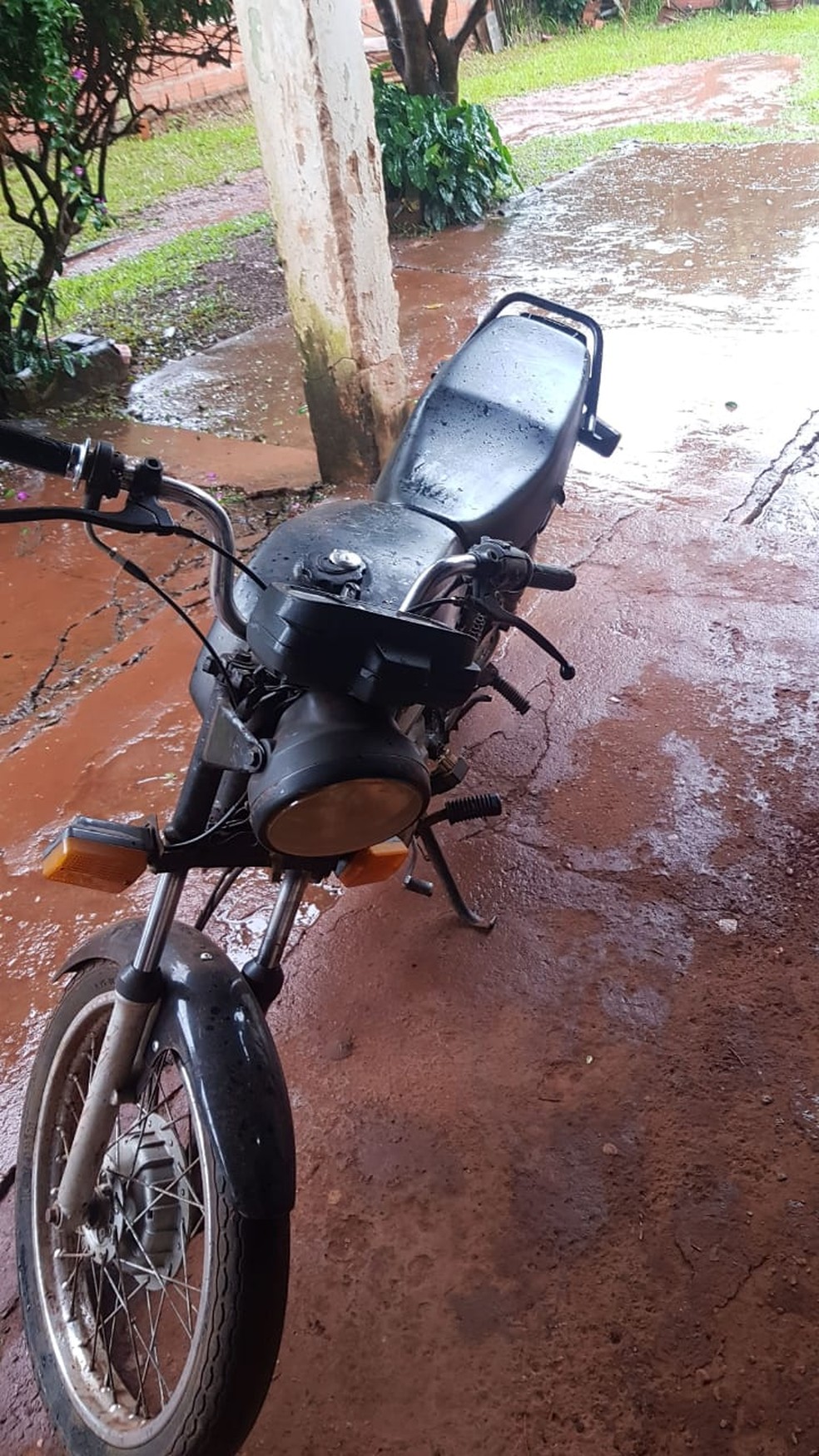 Motocicleta apreendida com o suspeito — Foto: Polícia do Paraguai/Divulgação