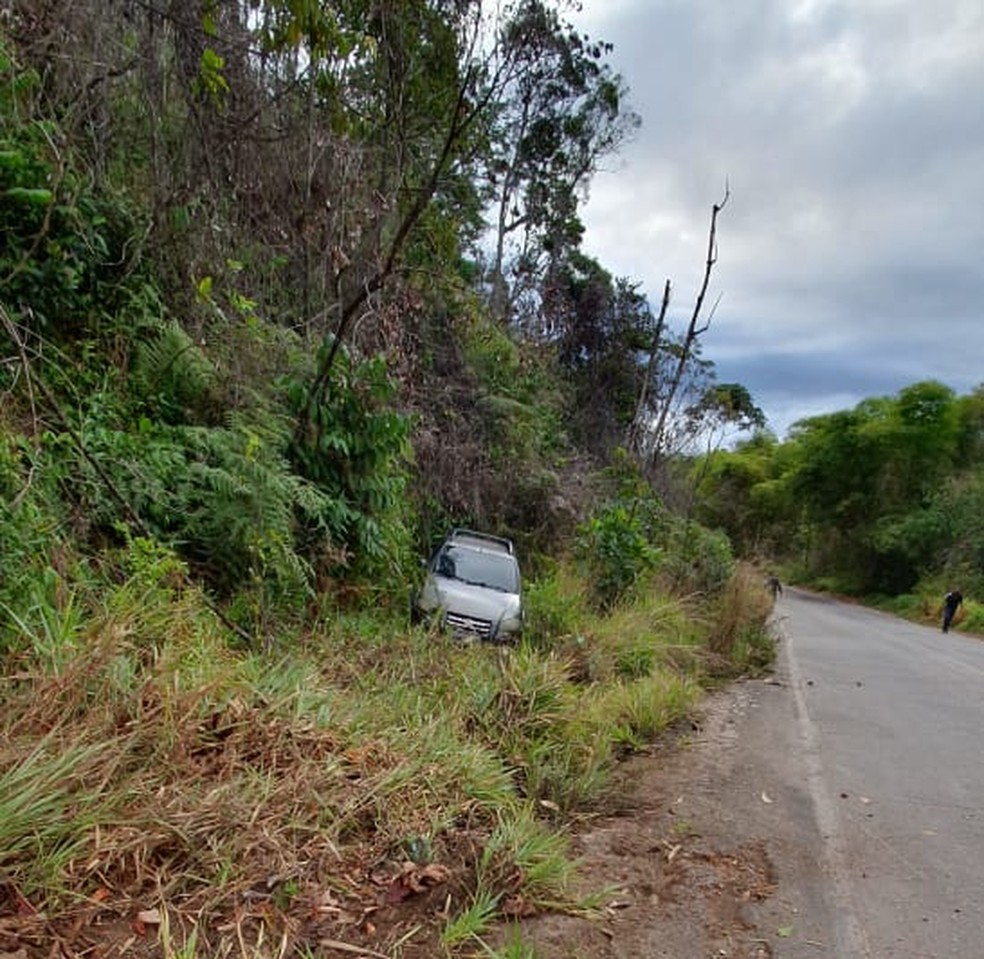 O motorista bateu o veículo e conseguiu fugir para dentro da mata. — Foto: Divulgação/PF RR