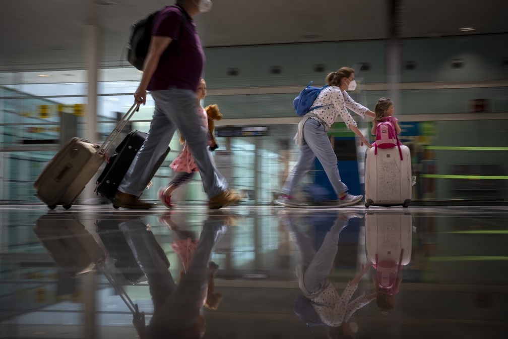 Pessoas desembarcam no aeroporto de Barcelona, ​​na Espanha, em 7 de junho de 2021. Países da União Europeia estão adotando medidas para impulsionar a chegada de turistas estrangeiros antes do verão europeu. — Foto: Emilio Morenatti/AP