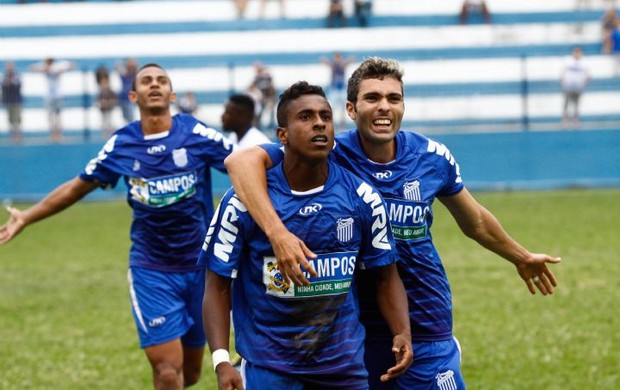 Vinícius Paquetá, do Goytacaz, comemora gol (Foto: Carlos Grevi / Agência Ururau )