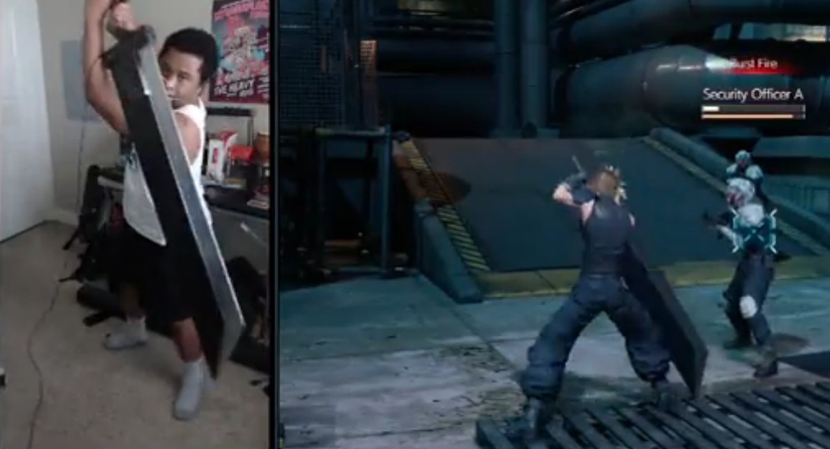 Usuário joga Final Fantasy VII Remake com espada no lugar de controle