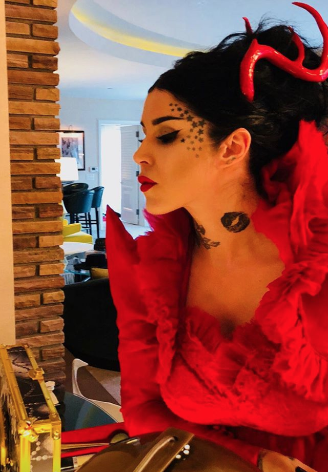 Kat Von D se casa toda de vermelho (Foto: Instagram Majesty Black/ Reprodução)