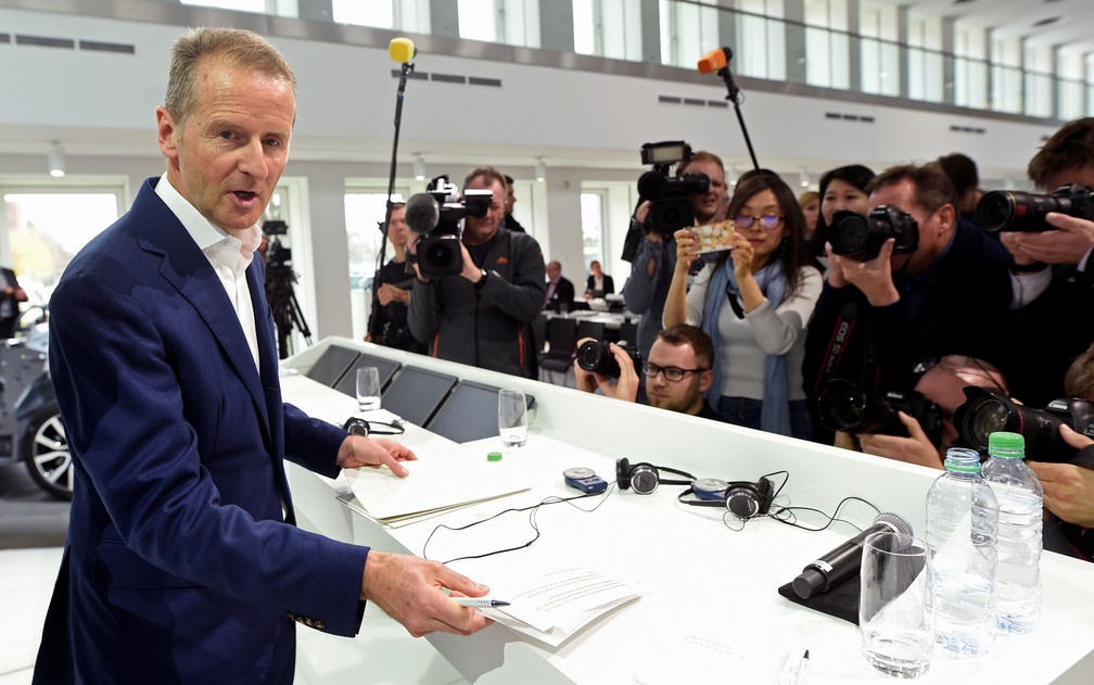 Herbert Diess, presidente do Grupo Volkswagen, apresenta os resultados da companhia nesta terÃ§a (12) em Wolfsburg, na Alemanha â€” Foto: Fabian Bimmer/Reuters