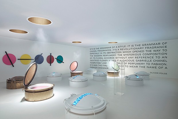 An installation of vats of Chanel No5 (Foto: Suzy Menkes)