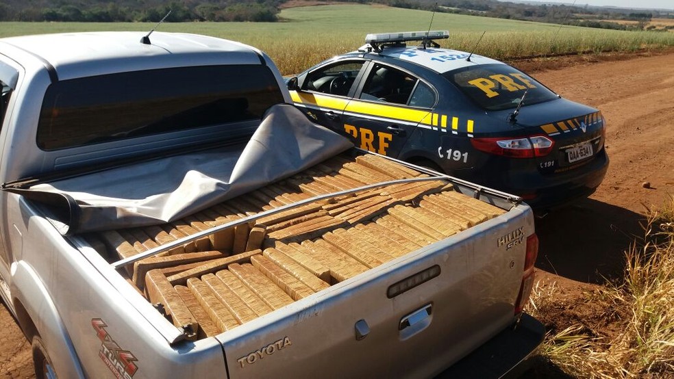 Caminhonete apreendida com maconha perto da BR-262 (Foto: PRF/Divulga&ccedil;&atilde;o)