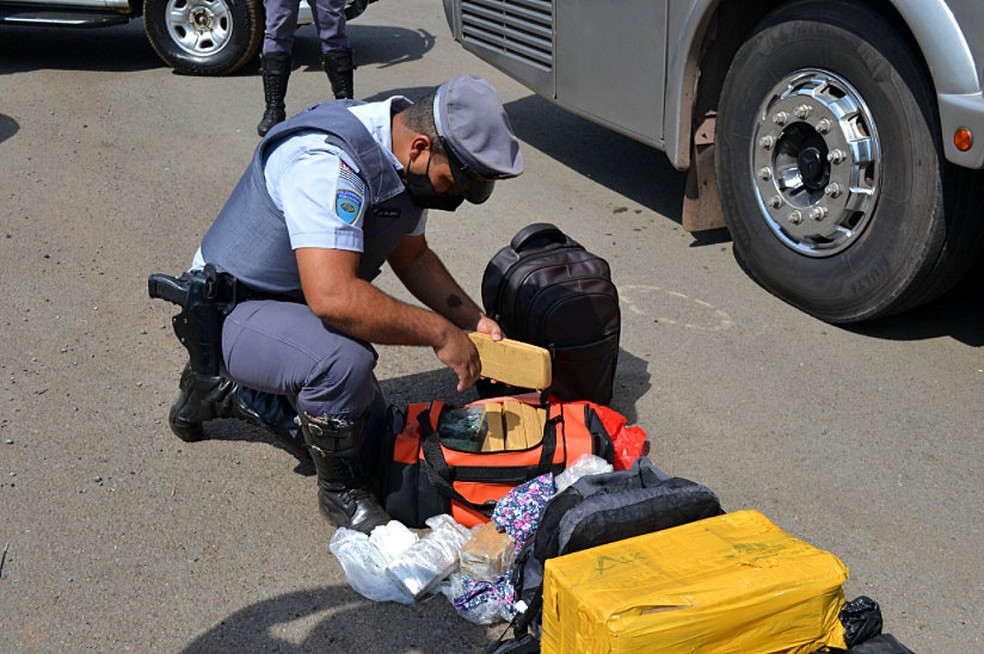 Passageiro De Onibus E Preso Em Pirassununga Com 15 Tabletes De Maconha Dentro De Mala Sao Carlos E Araraquara G1
