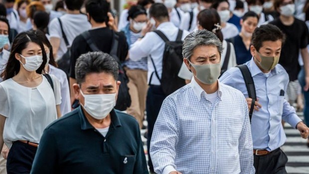 Apesar de ter nível de vacinação semelhante ao de muitos países, Japão experimentou queda no número de casos de Covid-19 sem precedentes (Foto: GETTY IMAGES via BBC NEWS)