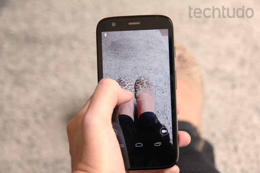 Moto G1 tinha câmera principal de 5 megapixels e câmera de selfie de 1,3 megapixels — Foto: Luciana Maline/TechTudo