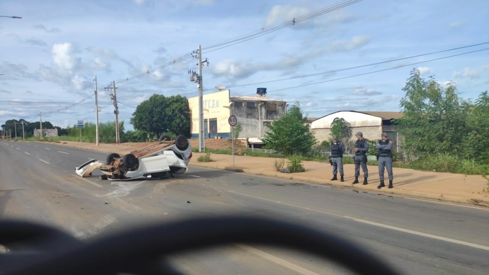 Carro capotou após motorista furar barreira policial — Foto: Brígida Mota/TVCA