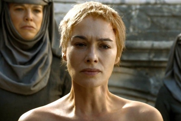 A atriz Lena Headey em uma das cenas mais polêmicas da série Game of Thrones (Foto: Reprodução)
