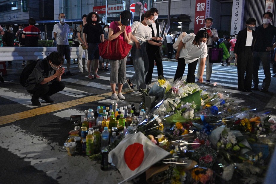 Pessoas prestam homenagem ao ex-premier japonês em Nara, pouco depois do atentado que o matou