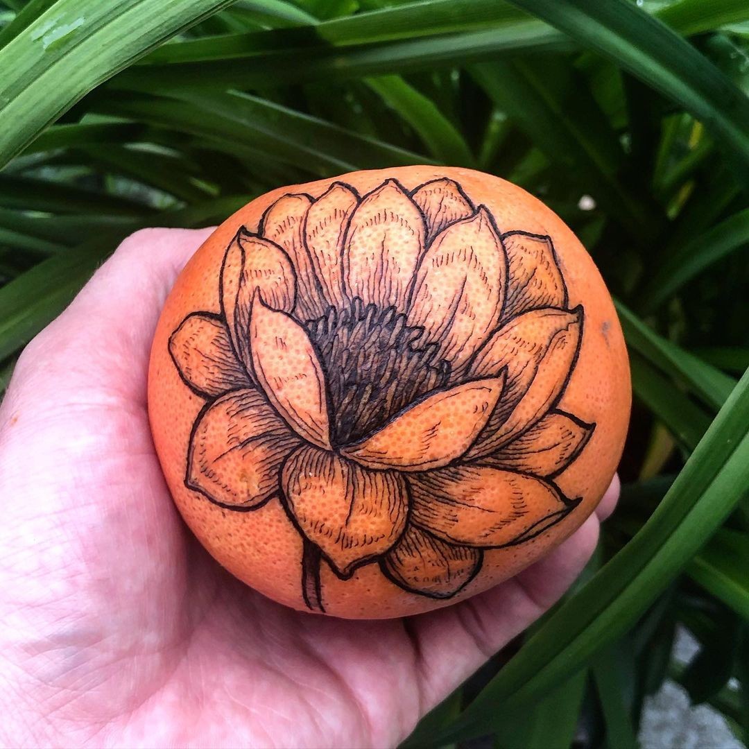 Flor tatuada à mão livre em uma toranja (Foto: Instagram / @matthewdueckman_art / Rerodução)