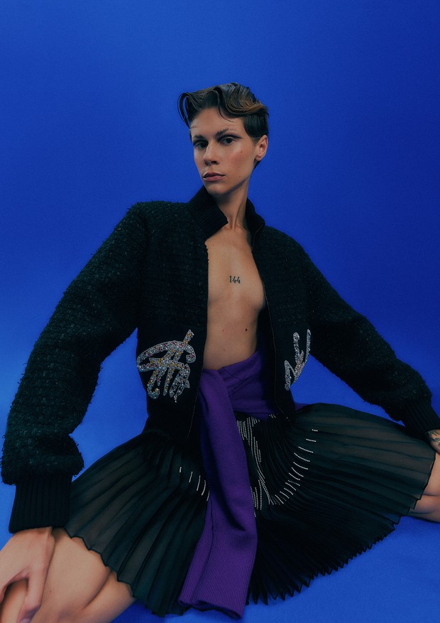 Jaqueta (R$ 83.530), saia (R$ 83.280) e suéter amarrado na cintura (R$ 44.780), tudo Chanel (Foto: Bruna Sussekind)