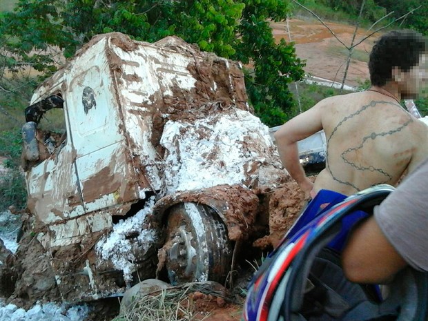 Acidente mata caminhoneiro na BR-101, em Teixeira de Freitas, na Bahia (Foto: Corpo de Bombeiros/ Divulgação)