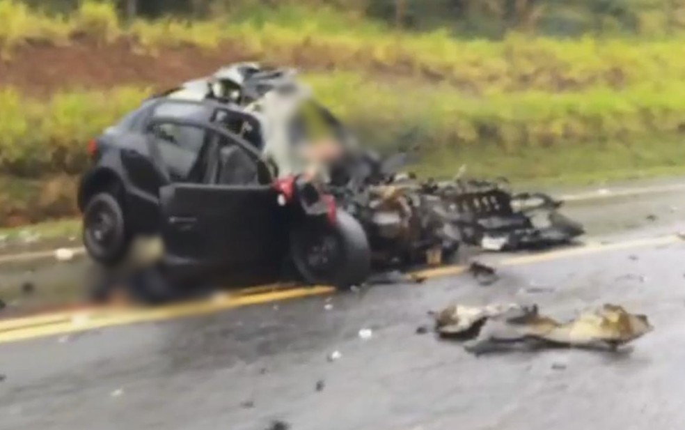 Passageiros morreram na hora após carro e caminhão baterem de frente (Foto: Arquivo Pessoal)