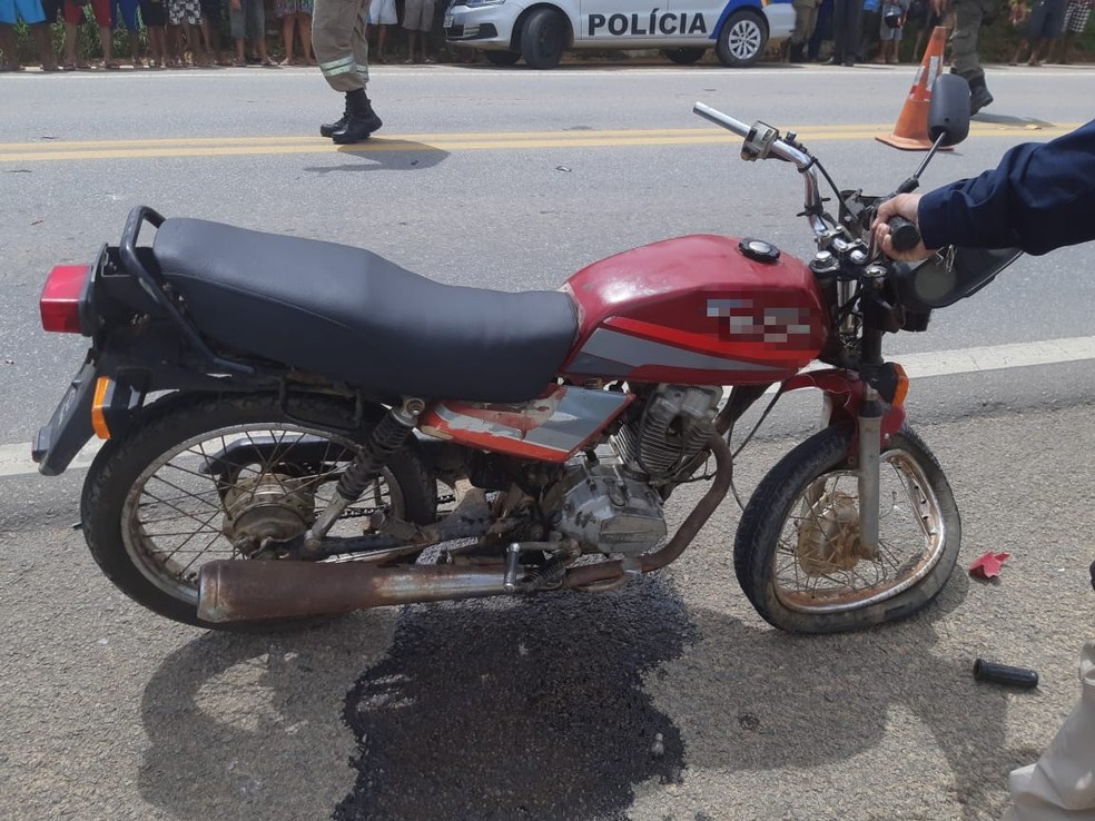 Moto ficou danificada e motociclista morreu em acidente na BR-232 em Salgueiro — Foto: Divulgação/ PRF