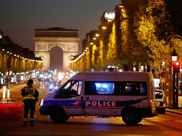 Polícia fecha a avenida Champs Elysees, em Paris, após tiroteio