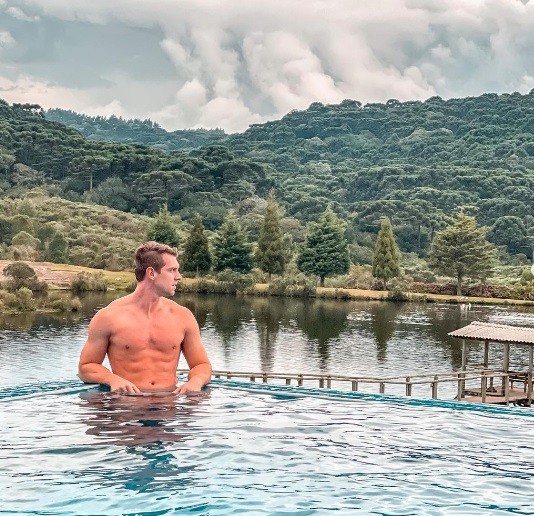 Christian Vanelli mostrou, no Instagram, uma sequência de fotos num resort em Cambará (RS). A região tem hospedagens com chalés e vista para cânions