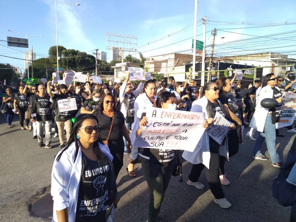 Protesto acontece na Avenida Senador Salgado Filho, em Natal — Foto: Julianne Barreto/Inter TV Cabugi