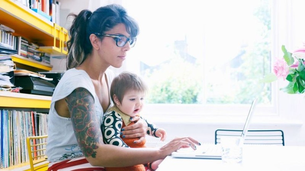 A pandemia revelou uma sobrecarga ingerenciável sobre as mães que trabalham — mas será que isso levará a mudanças? — Foto: Getty Images