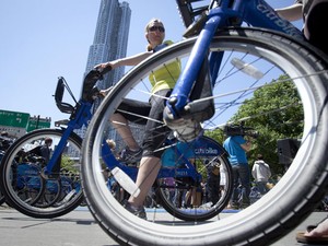 Moradores de Nova York testam novas bicicletas para aluguel em Nova York (Foto: Carlo Allegri/Reuters)