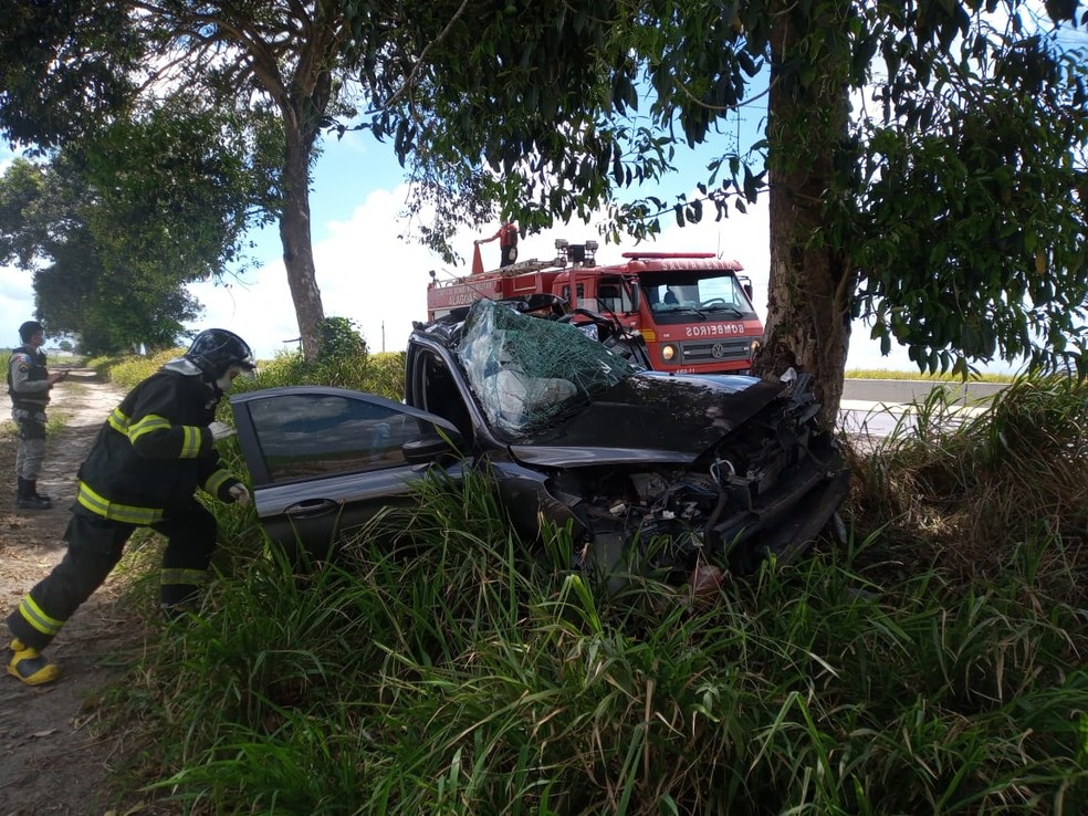 Bombeiros resgatam corpo de motorista que morreu após bater carro em árvore em São Miguel dos Campos, AL — Foto: CBM-AL