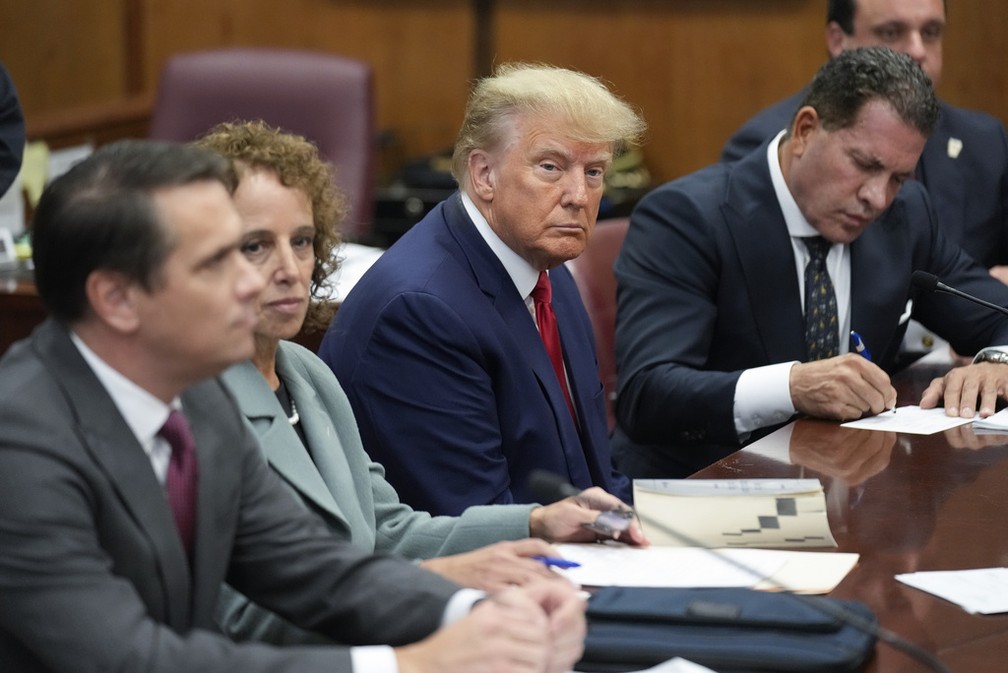 Réu em caso de suborno a atriz pornô, Trump se diz inocente e deixa tribunal