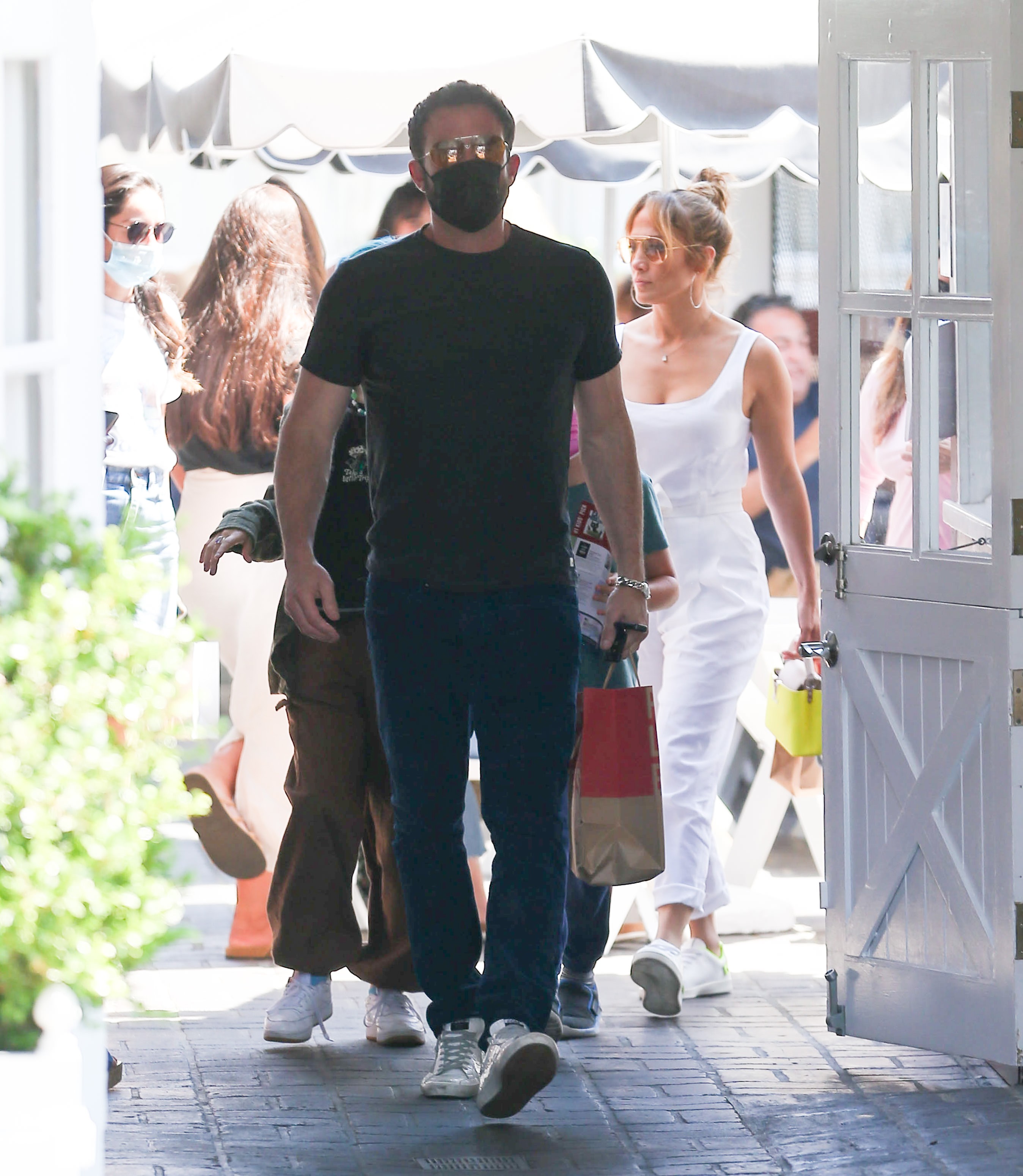 Ben Affleck e Jennifer Lopez passeiam com os filhos em mercado em Los Angeles (Foto: Getty Images)