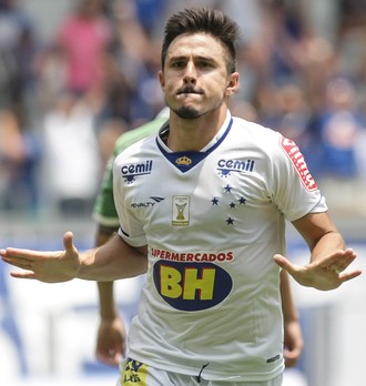 Para Willian, mudança de posição, iniciada por Deivid, reflete em boa fase