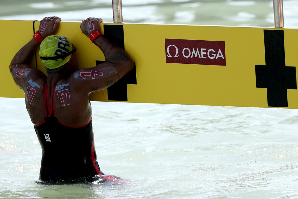 Ana Marcela beija o pórtico de chegada dos 25km no Mundial da Hungria (Foto: Satiro Sodré/SSPress/CBDA)
