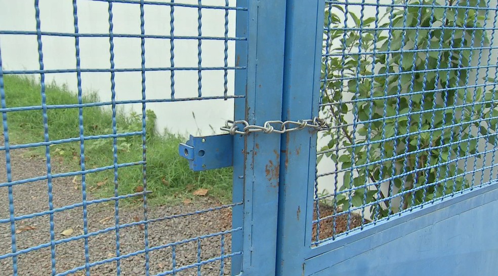 Após a fuga das crianças, o portão do Ceinf em Campo Grande tem corrente e cadeado. — Foto: TV Morena/Reprodução