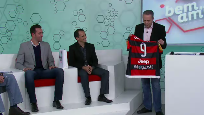 Diretor do Flamengo exibe camisa com homenagem a Casagrande no SporTV