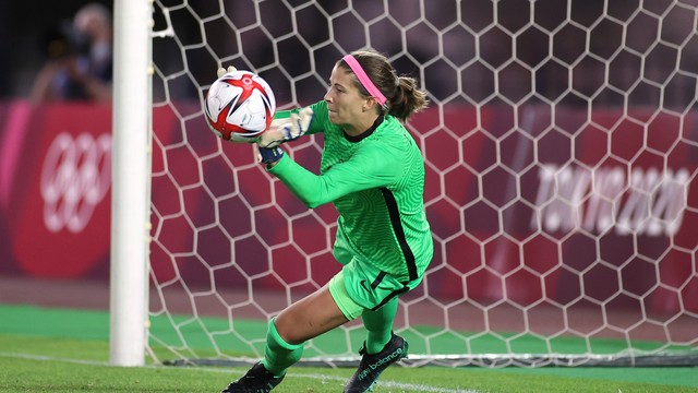 Stephanie Labbé defendeu duas cobranças do Brasil na disputa de pênaltis (Foto: Koki Nagahama/Getty Images)