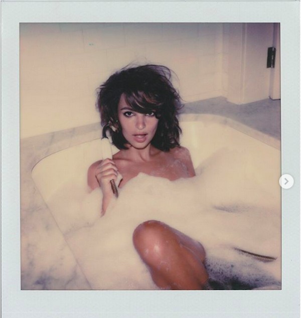 A modelo Emily Ratajkowski em ensaio dentro de um banheiro (Foto: Instagram)