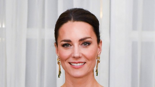 Kate Middleton usa vestido esmeralda avaliado em 5 mil reais de marca queridinha de Angelina Jolie e Taylor Swift 