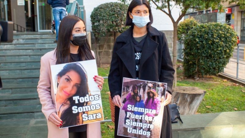 Filhas de Sara Gómez protestam (Foto: Família de Sara Gómez via BBC News)
