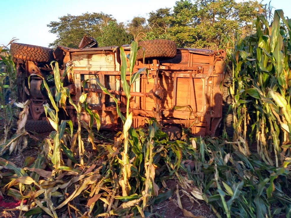Caminhonete capota v&aacute;rias vezes e deixa feridos em rodovia de C&acirc;ndido Mota &mdash; Foto: The Brothers/Divulga&ccedil;&atilde;o