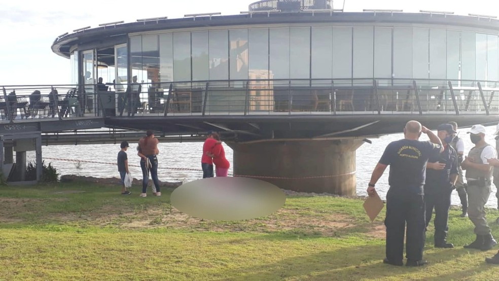 Criança de 10 anos morreu no Guaíba, na orla de Porto Alegre — Foto: Jeferson Ageitos/RBS TV
