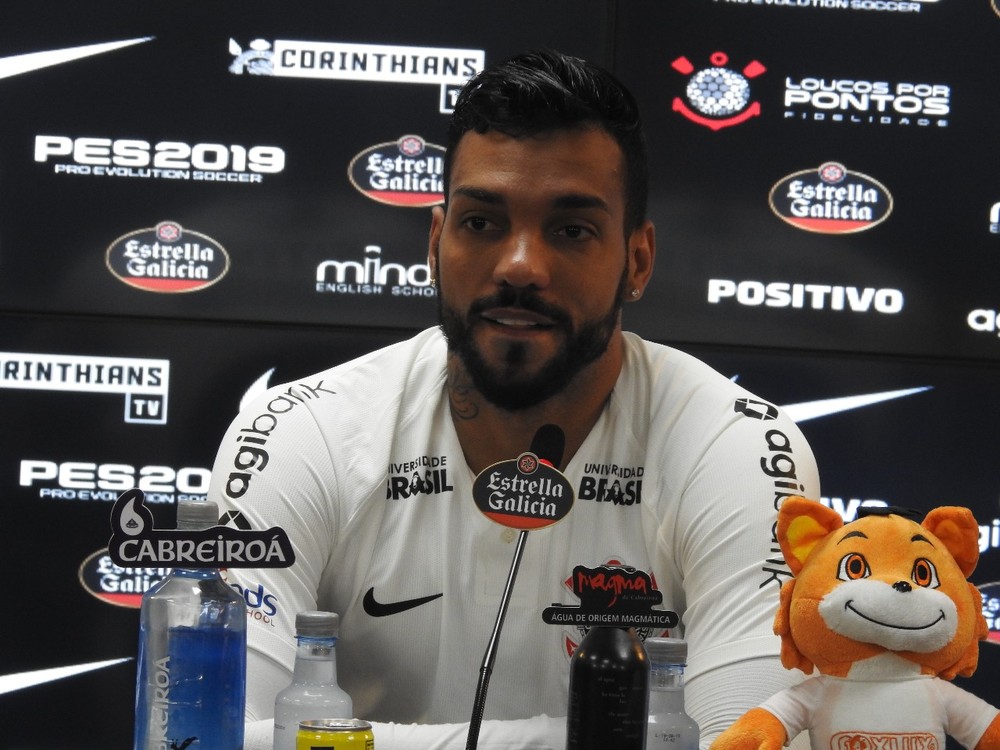 Apresentado no Corinthians, Michel Macedo projeta disputa com Fagner e diz: 