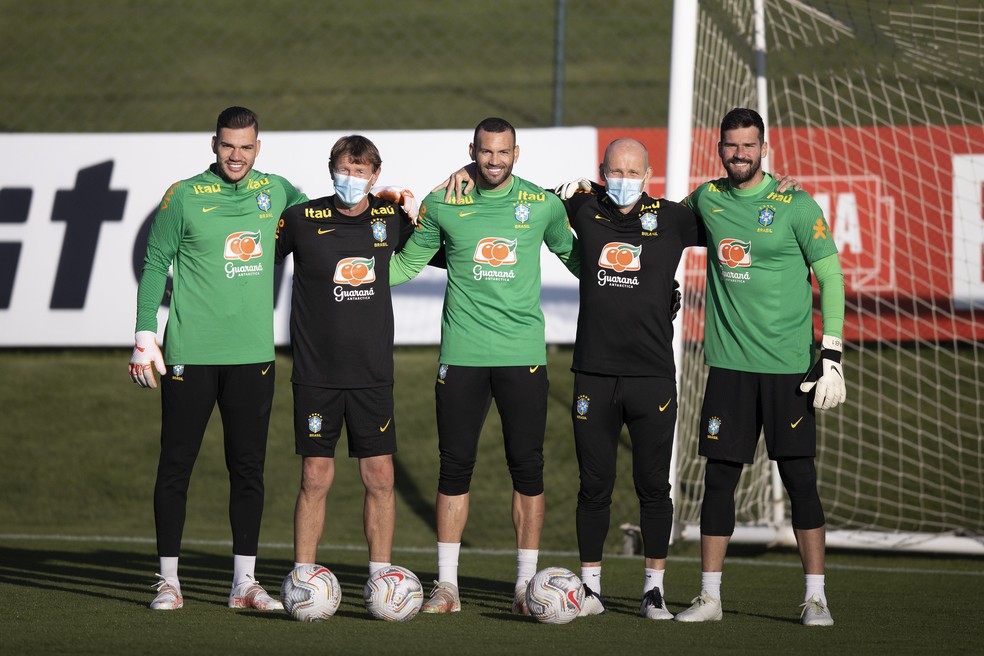 Goleiros Ederson, Weverton e Alisson com os preparadores da Seleção, Marquinho e Taffarel — Foto: Lucas Figueiredo / CBF