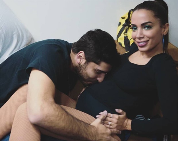 Com o marido, Anitta aparece grifadíssima com look de quase 20 mil