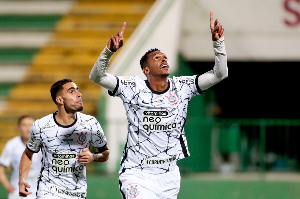 Jô volta a ser destaque do Corinthians e bate marcas de artilharia