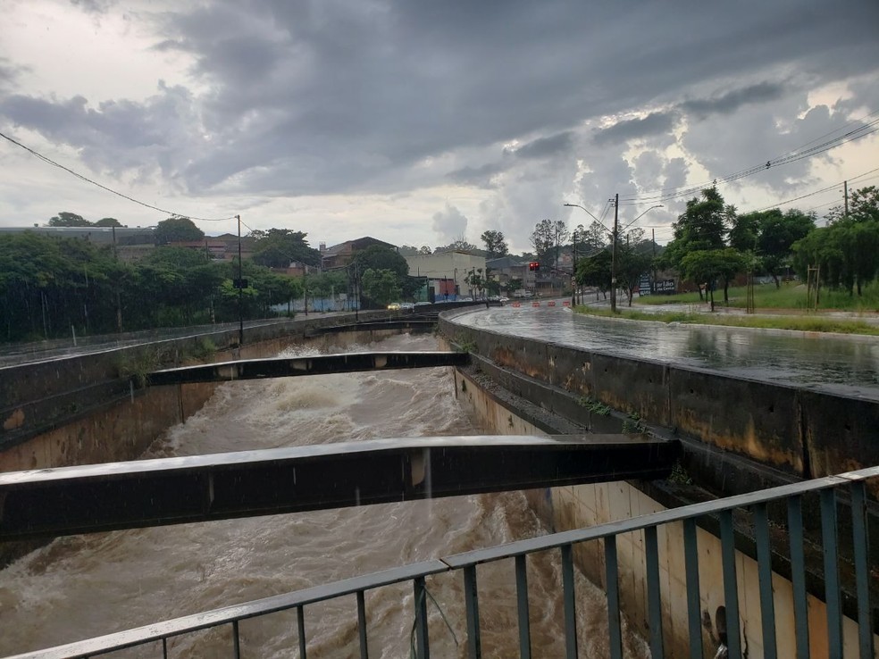 Ribeirão Arrudas tem risco de transbordamento na avenida Tereza Cristina, durante chuva forte em BH. — Foto: Defesa Civil / Divulgação