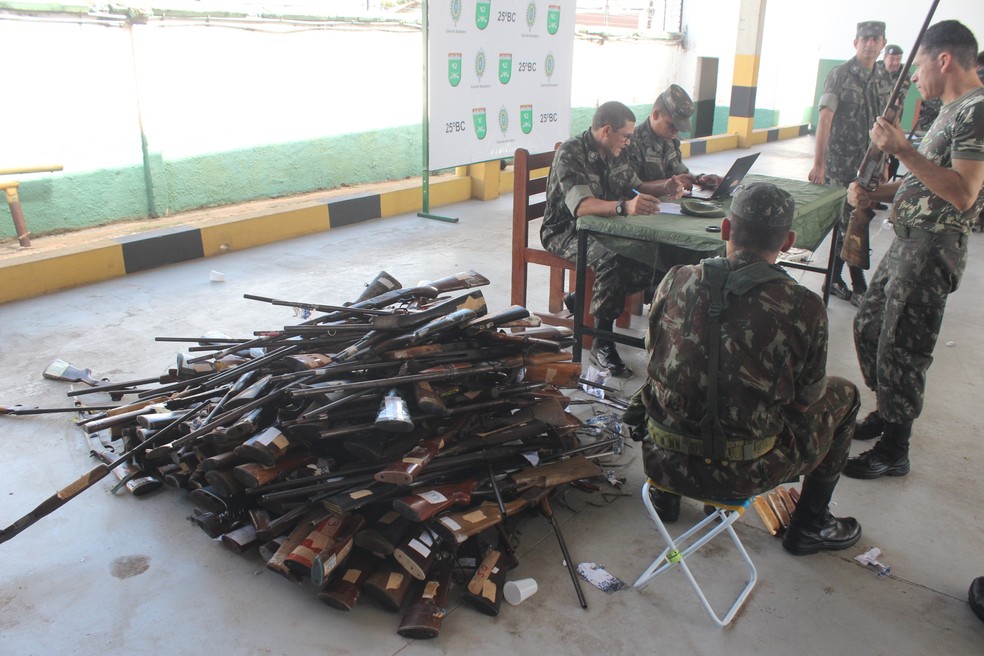 Exército destroí armas  em  Teresina (Foto: Júnior Feitosa/G1)